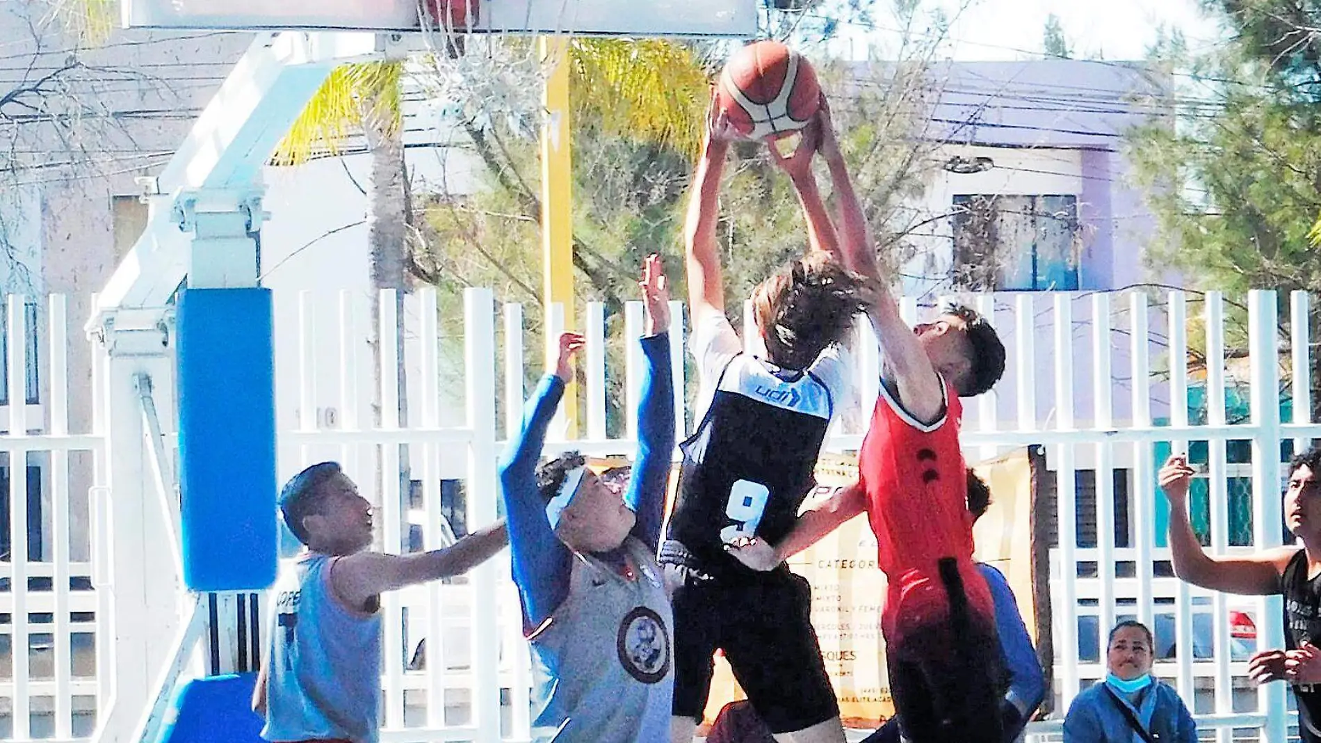 jugadores juveniles de baloncesto